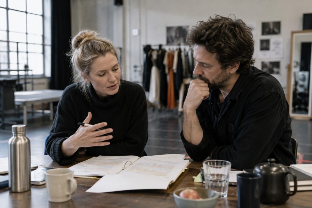 AI-genereret illustration til Hvad laver en dramaturg?